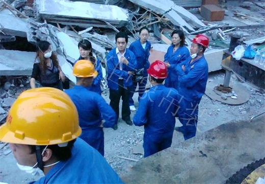 公司領(lǐng)導(dǎo)及辦公室人員慰問救災(zāi)勇士_看圖王.jpg 公司領(lǐng)導(dǎo)及辦公室人員慰問救災(zāi)勇士_看圖王.jpg